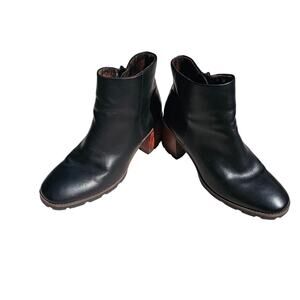 Korks Black Wooden Heel Lug Sole Ankle Boots Size 10M Pretty Soft Lining